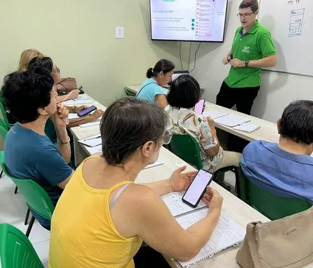 Alunos da melhor idade aprendendo na prática
